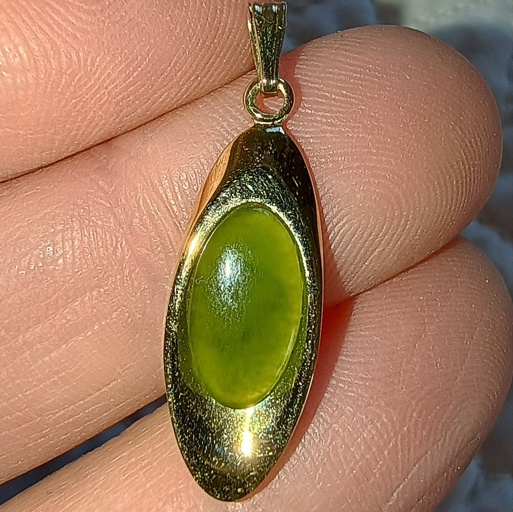 New Zealand Ariki Nephrite Jade Gold Pendant W/ 18k Filled Gold Chain Necklace